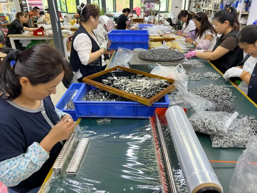 Kunyu Jewelry zaključuje pošiljko 12.000 kubanskih kompletov verižic in zapestnic po meri v Severno Ameriko Kunyu Jewelry zaključuje pošiljko 12.000 kubanskih kompletov verižic in zapestnic po meri v Severno Ameriko