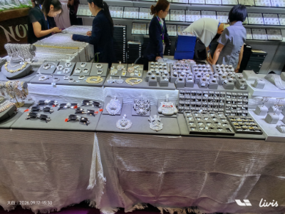 Ekipa Kunyu Jewelry Design obiskala sejem modnega nakita SEASONS v Hong Kongu Ekipa Kunyu Jewelry Design obiskala sejem modnega nakita SEASONS v Hong Kongu